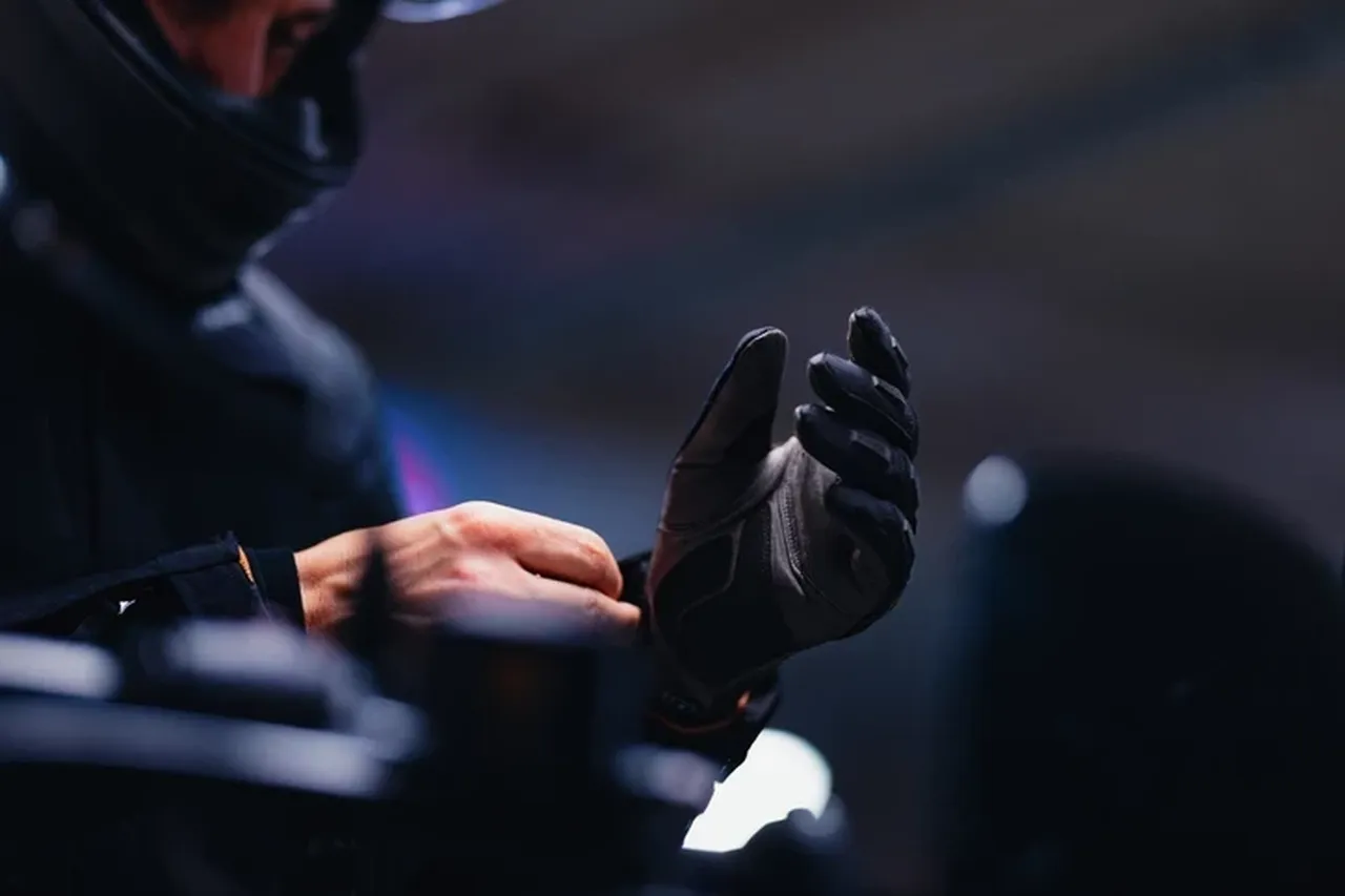 Motosiklette eldiven takmak zorunlu mu cezası var mı?