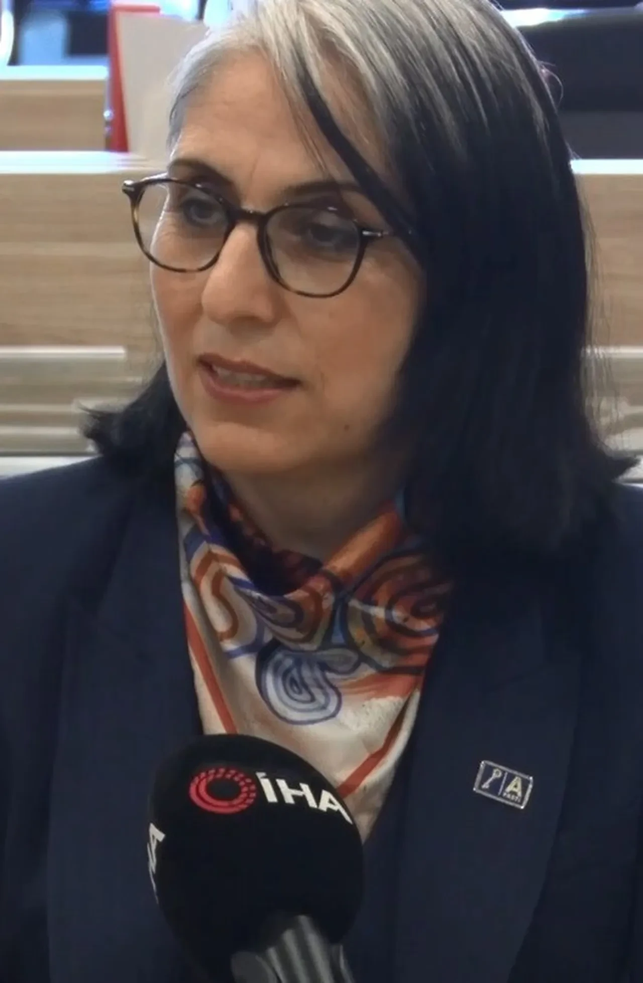 Müşterileri adına yüzlerce kredi çekti! Kayıplara karışırken yakalandı