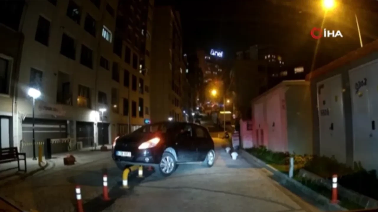 Önce ters yöne girdi, sonra bariyere çıkarak askıda kaldı! İşte o anlar