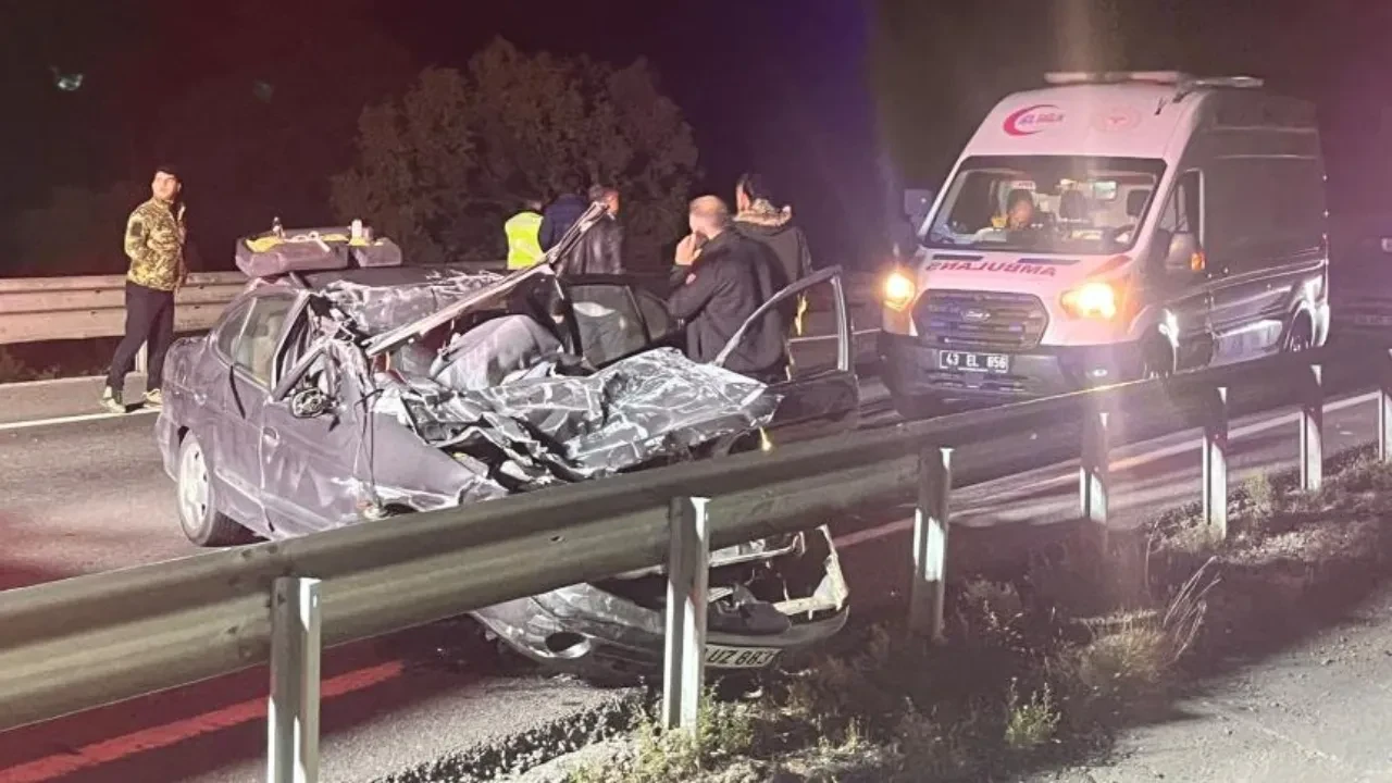 Tıra çarpan otomobil hurdaya döndü: 1 ölü, 1 yaralı