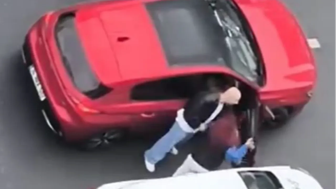 Trafikte bu sefer kadınlar birbirine girdi! Saç başa kavga ettiler