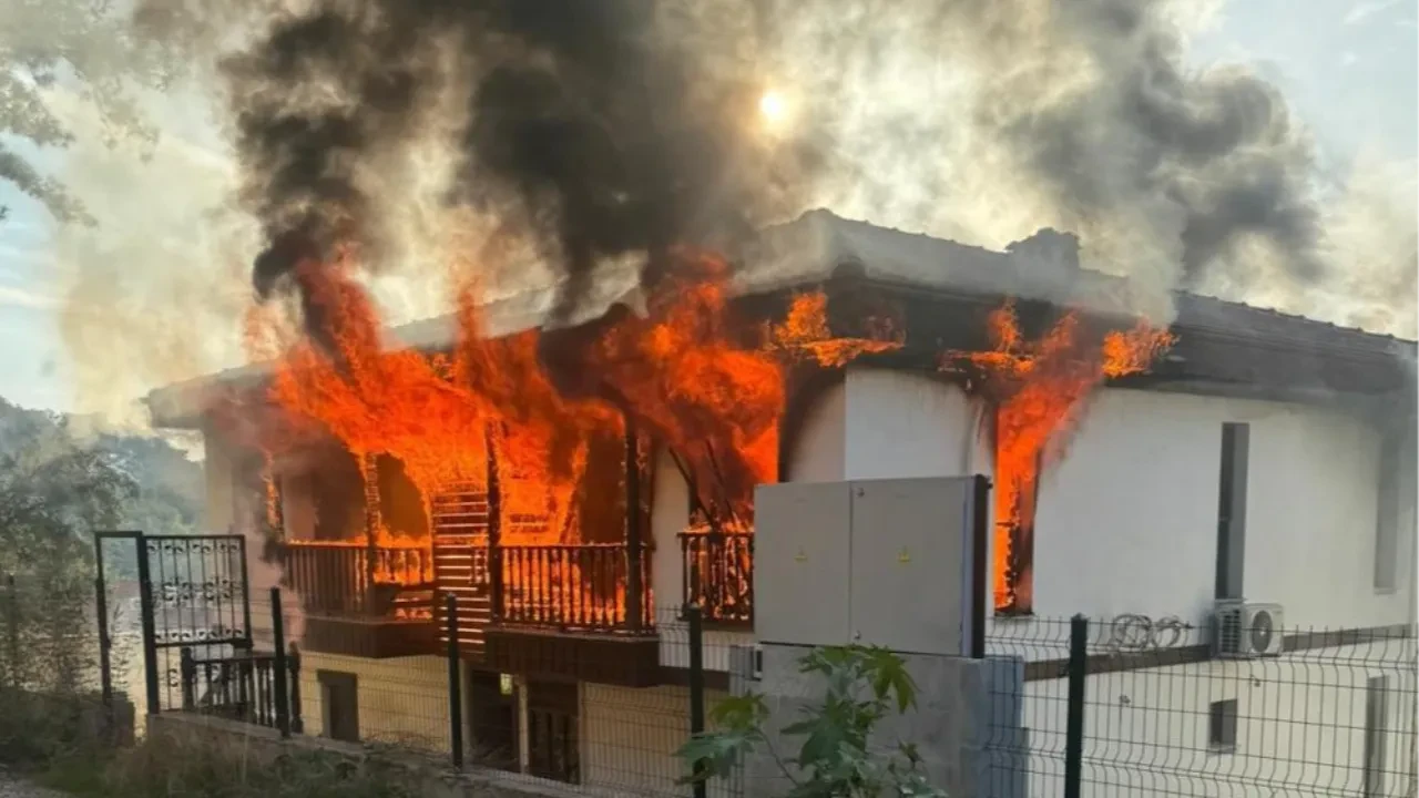 Yakalanmamak için evini ateşe verdi! 
