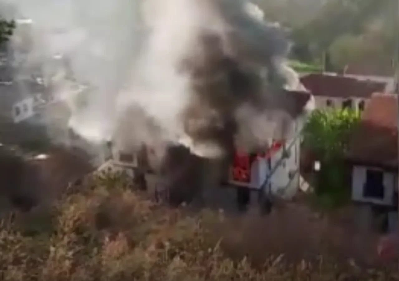 Yakalanmamak için evini ateşe verdi! 