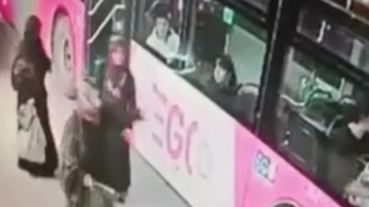 Yolcuyu beklemeden gazladı! Kadın yere kapaklandı