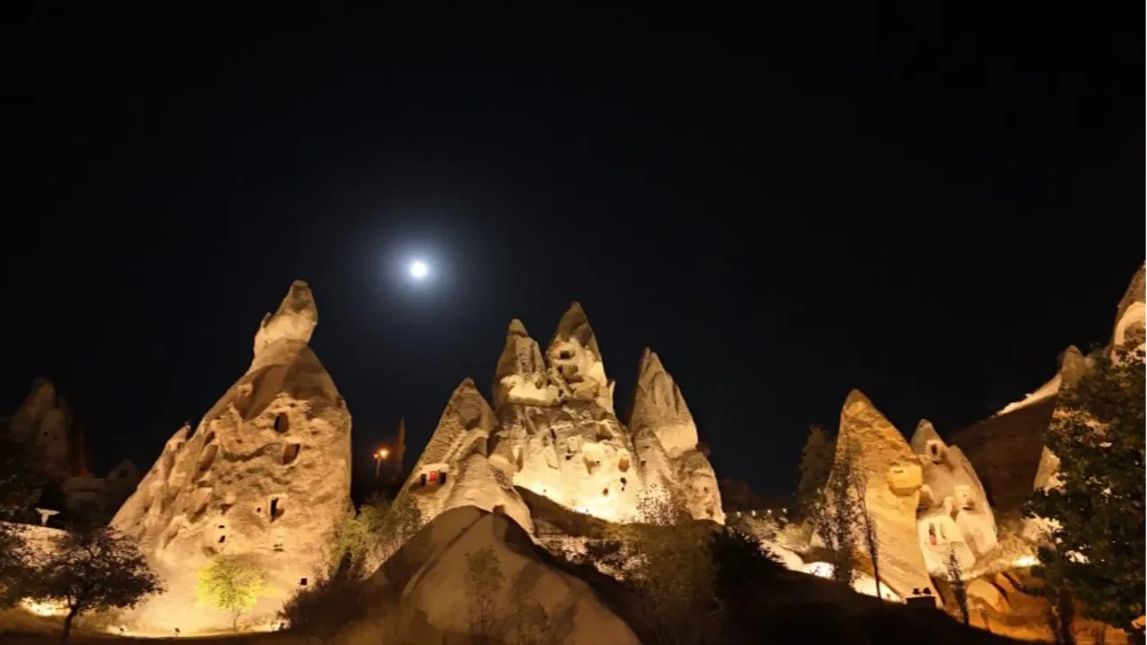 Afrika ve ABD'den turist aktı: Peribacaları üzerinde kartpostallık Kunduz Süper Ay şöleni