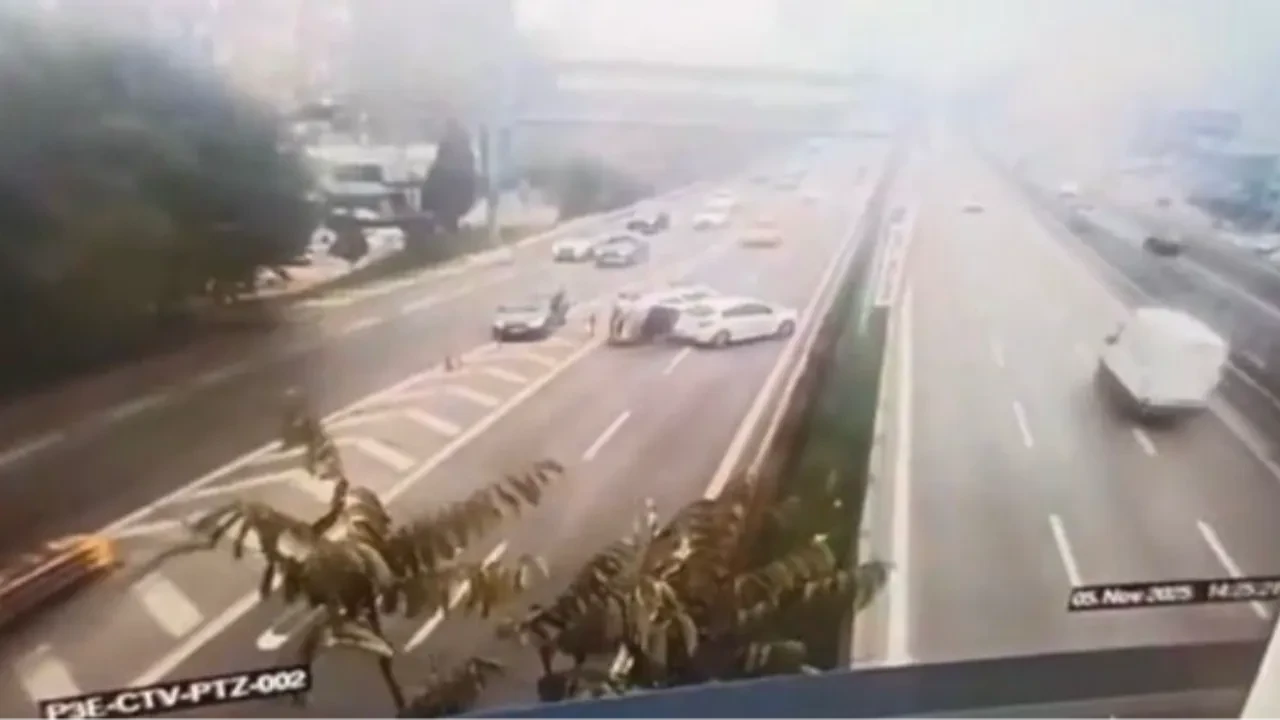 Avrasya Tüneli girişinde zincirleme kaza! Hatalı şerit değiştiren araç yüzünden takla attı