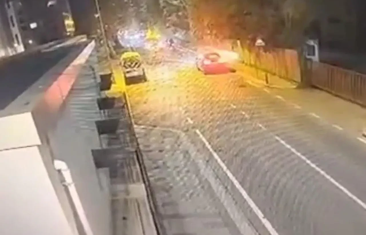 Bakırköy'de iş makinesine çarpan motosikletli yaralandı