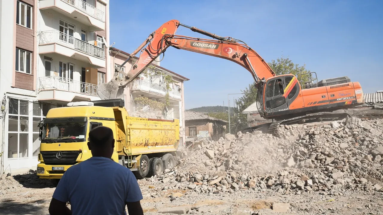 Depremlerle sarsılan Sındırgı afet bölgesi ilan edildi