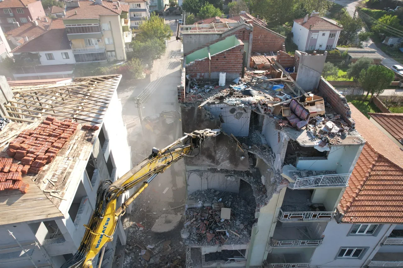 Depremlerle sarsılan Sındırgı afet bölgesi ilan edildi