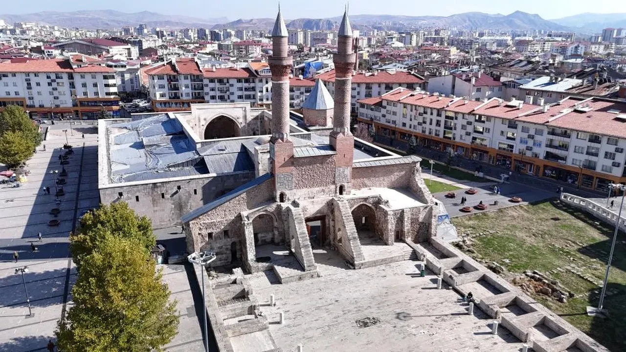 Devlet Bahçeli'nin taktığı rozet ve yüzükteki dikkat çeken mesaj! Akıllara o il geldi