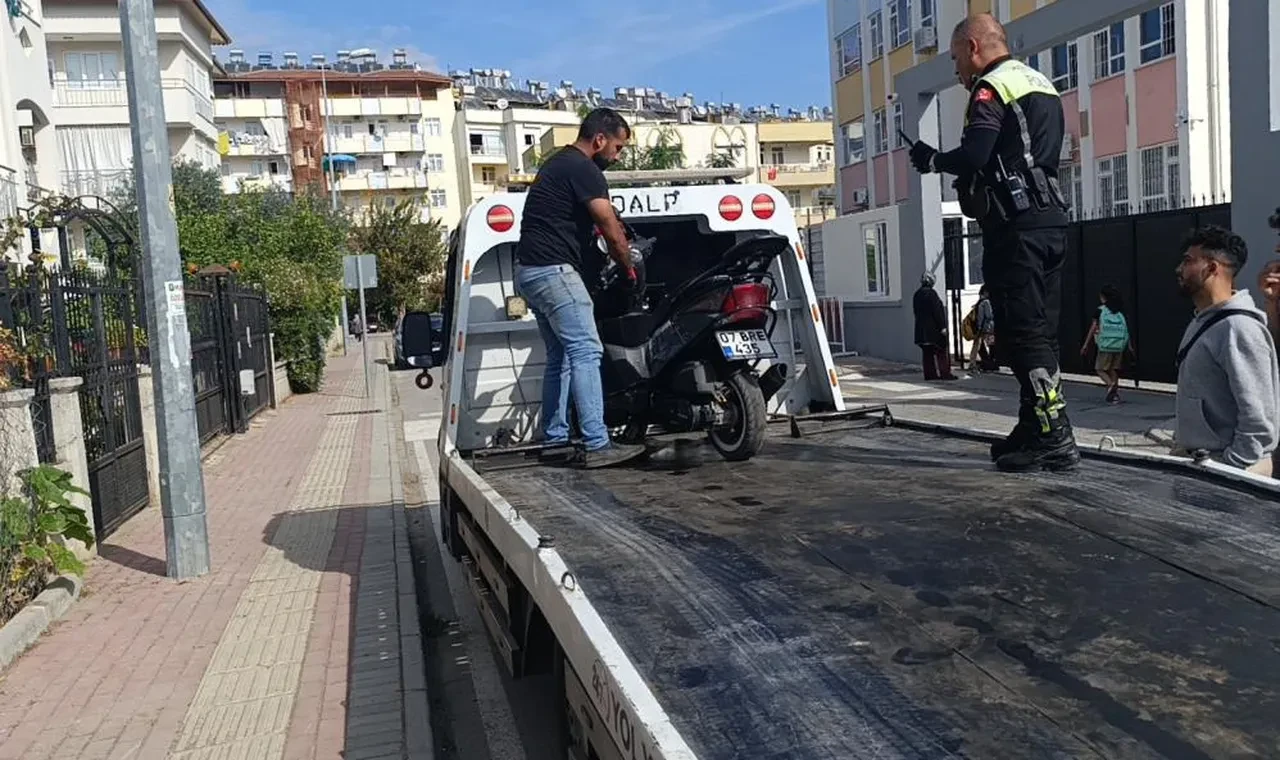 Ehliyetsiz öğrenciyi öğretmenleri ihbar etti! Binlerce lira ceza kesildi