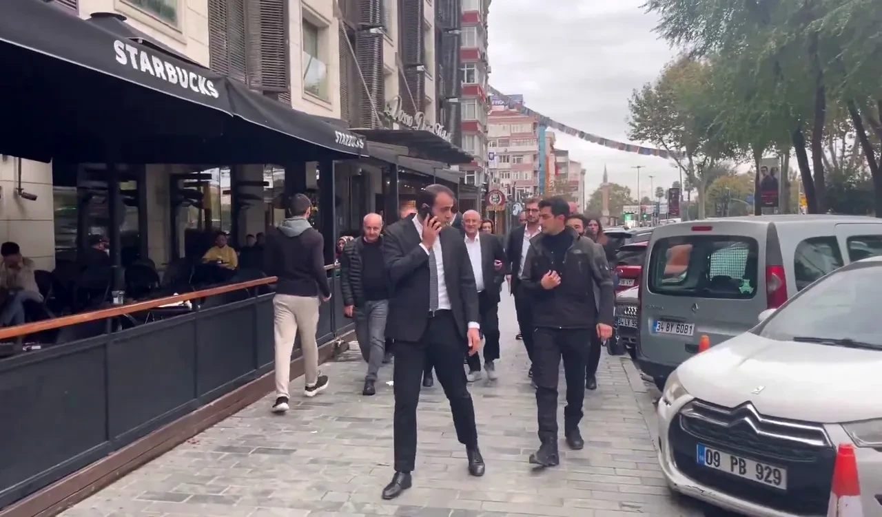 Ekrem İmamoğlu'nun babası ve oğlu ifade vermek için emniyete geldi