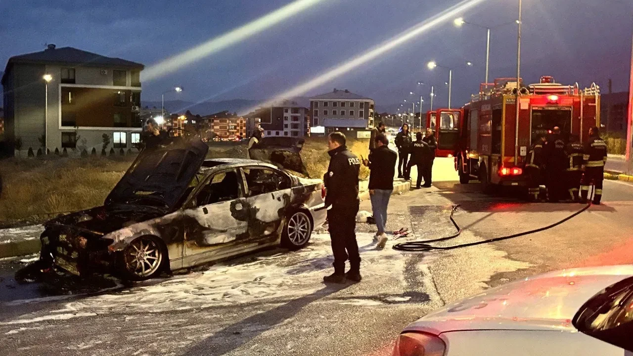 Erzincan’da seyir halindeki otomobil alevler içinde kaldı!