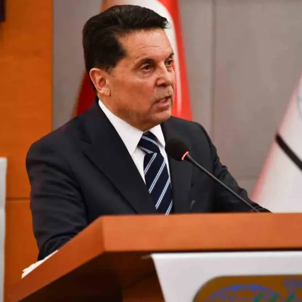 Esenyurt Belediyesi'nin görevden alınan belediye başkanı Ahmet Özer hakkında rüşvetten takipsizlik kararı