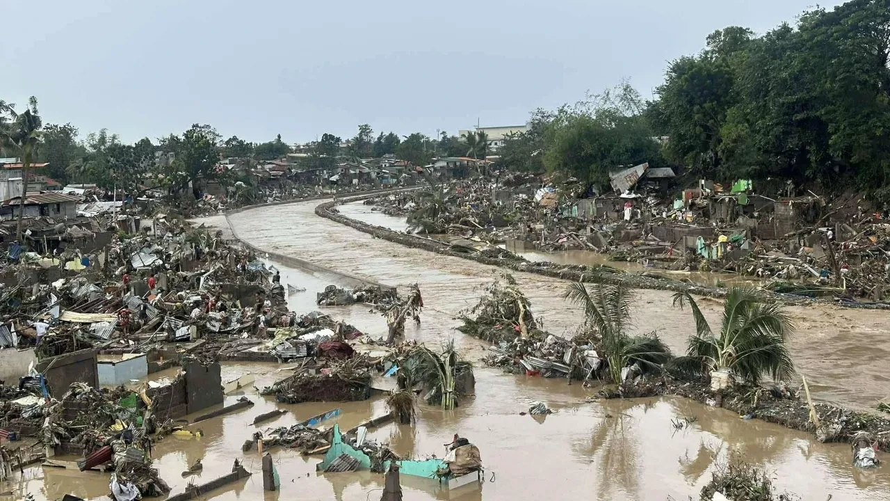Filipinler'i Kalmaegi Tayfunu vurdu! Çok sayıda ölü var