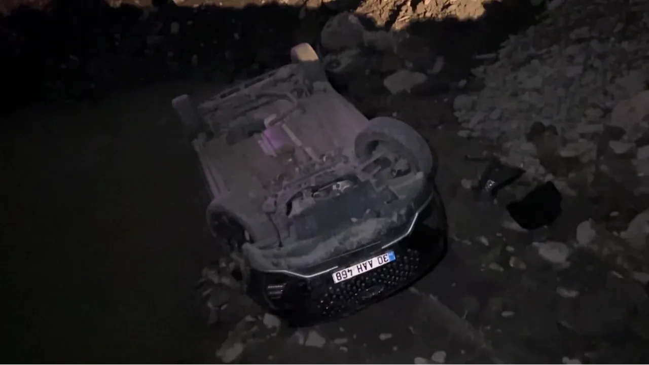 Hakkari'de otomobil dereye fırladı! Yaralılar hastaneye kaldırıldı