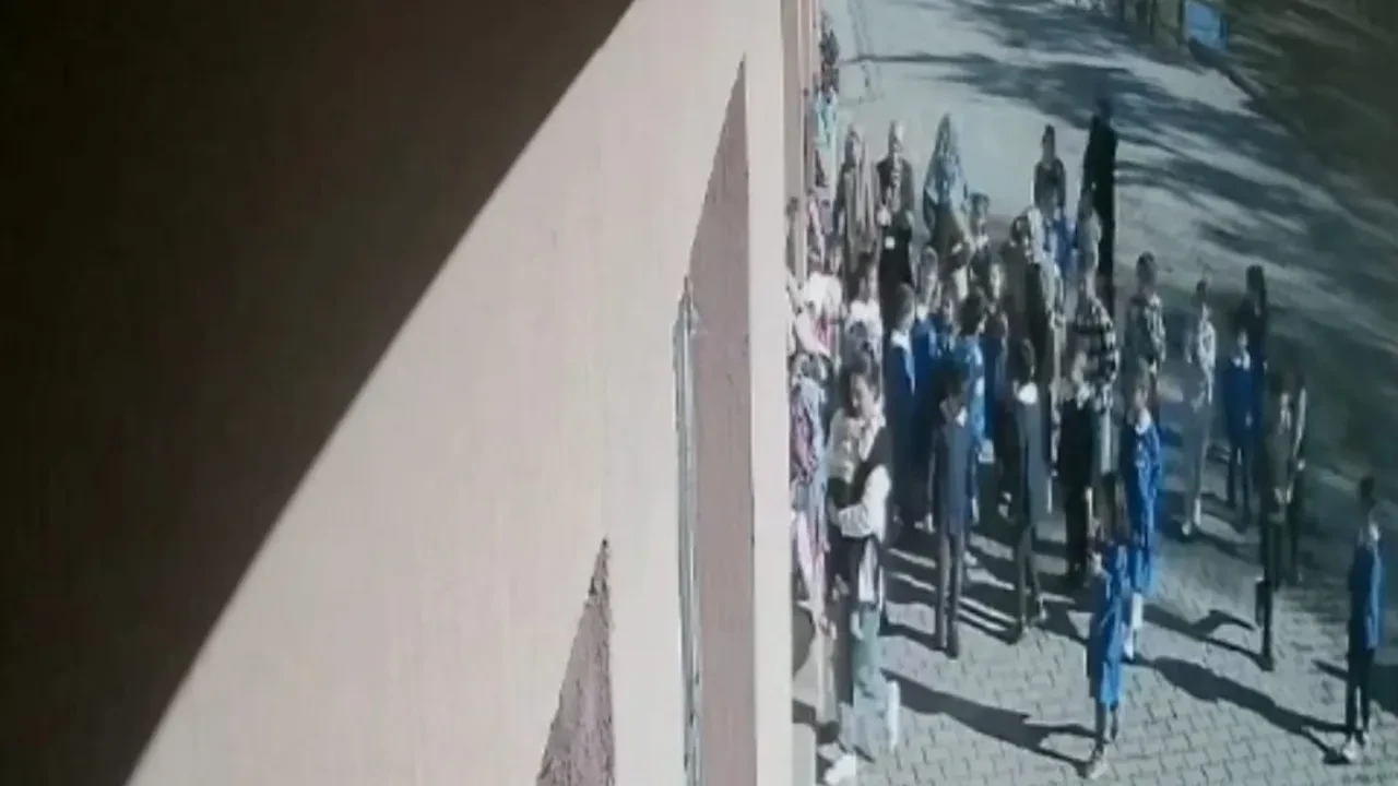 Heimlich manevrasıyla hayata tutundu! Küçük çocuğun kurtarıldığı anlar kamerada