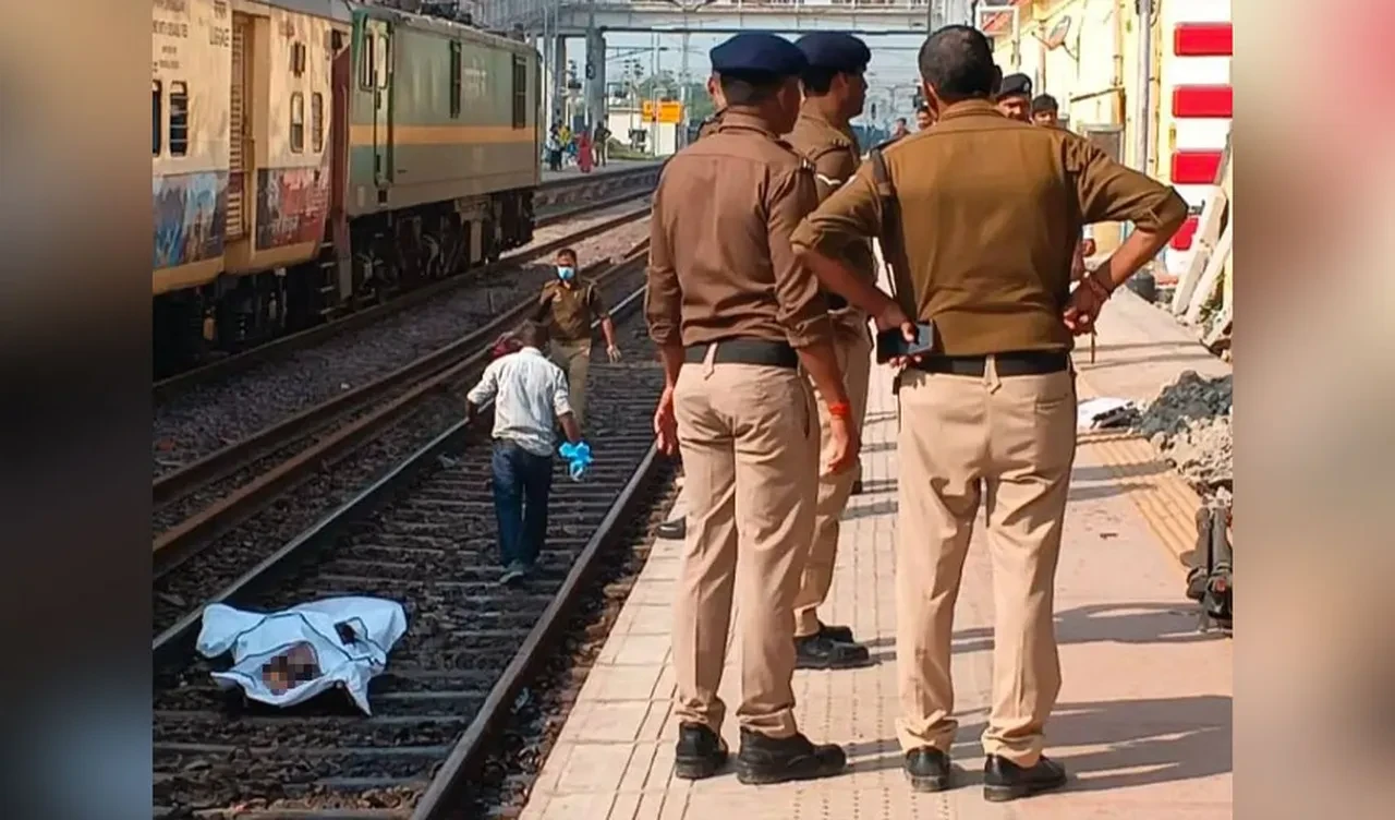 Hindistan'da dehşete düşüren kaza! Perona yaklaşan tren yolcuları biçti