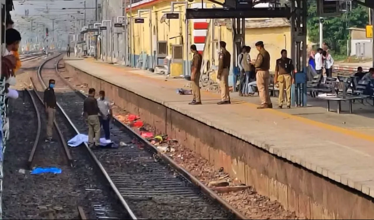 Hindistan'da dehşete düşüren kaza! Perona yaklaşan tren yolcuları biçti