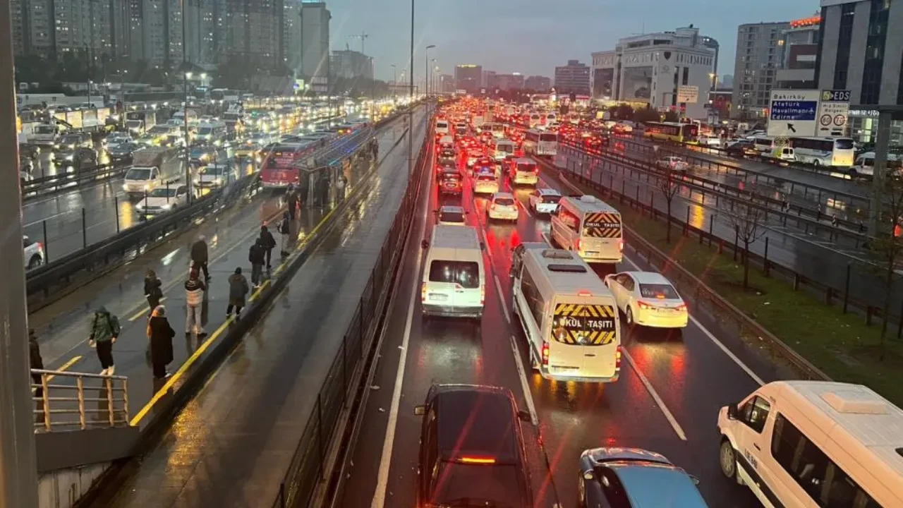 İstanbul'da yağış trafik yoğunluğunu yüzde 90'a çıkardı!