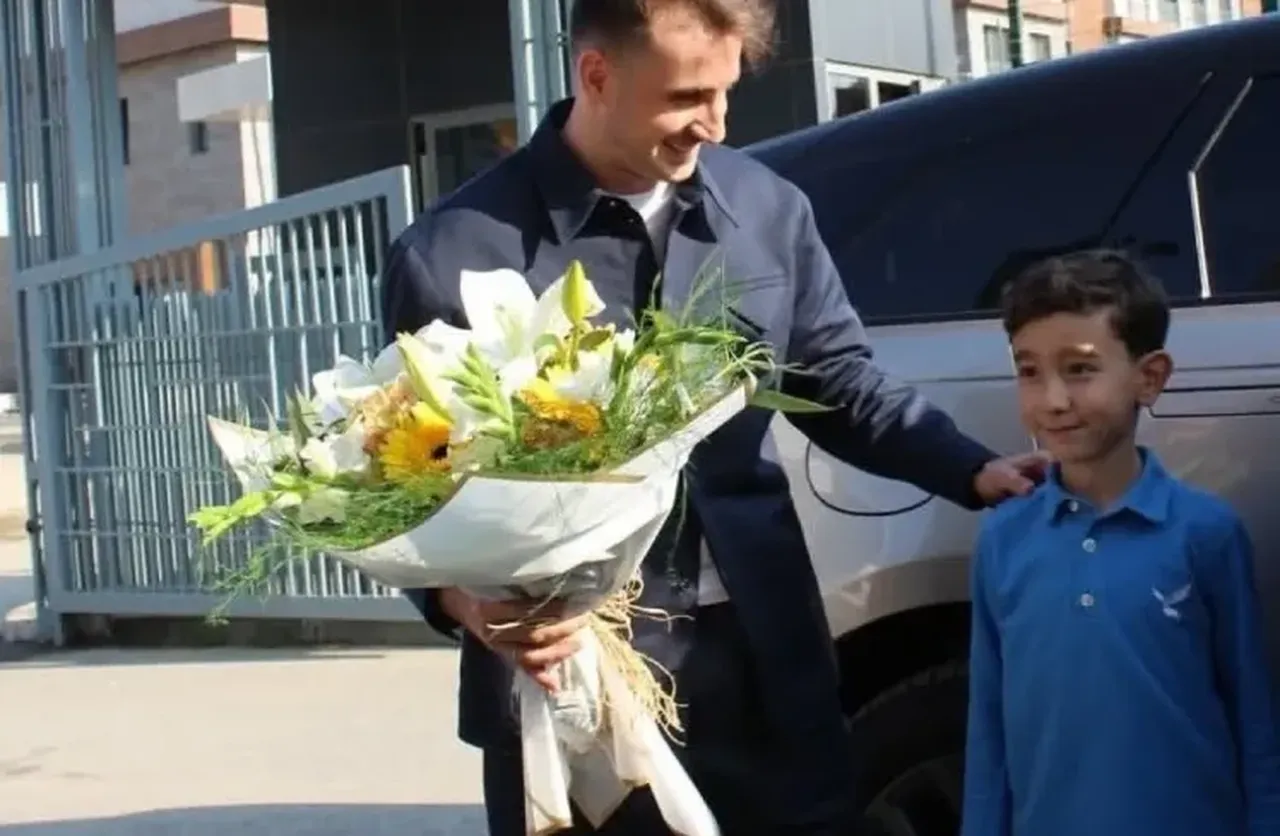 Kerem Aktürkoğlu'ndan okul ziyareti! Sözünü tutup, ilkokul öğrencisinin başkanlık vaadini yerine getirdi