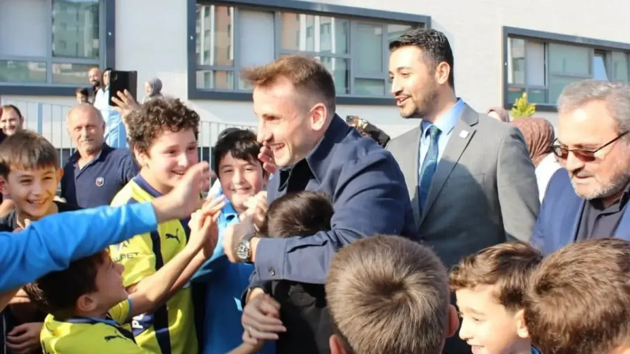 Kerem Aktürkoğlu'ndan okul ziyareti! Sözünü tutup, ilkokul öğrencisinin başkanlık vaadini yerine getirdi