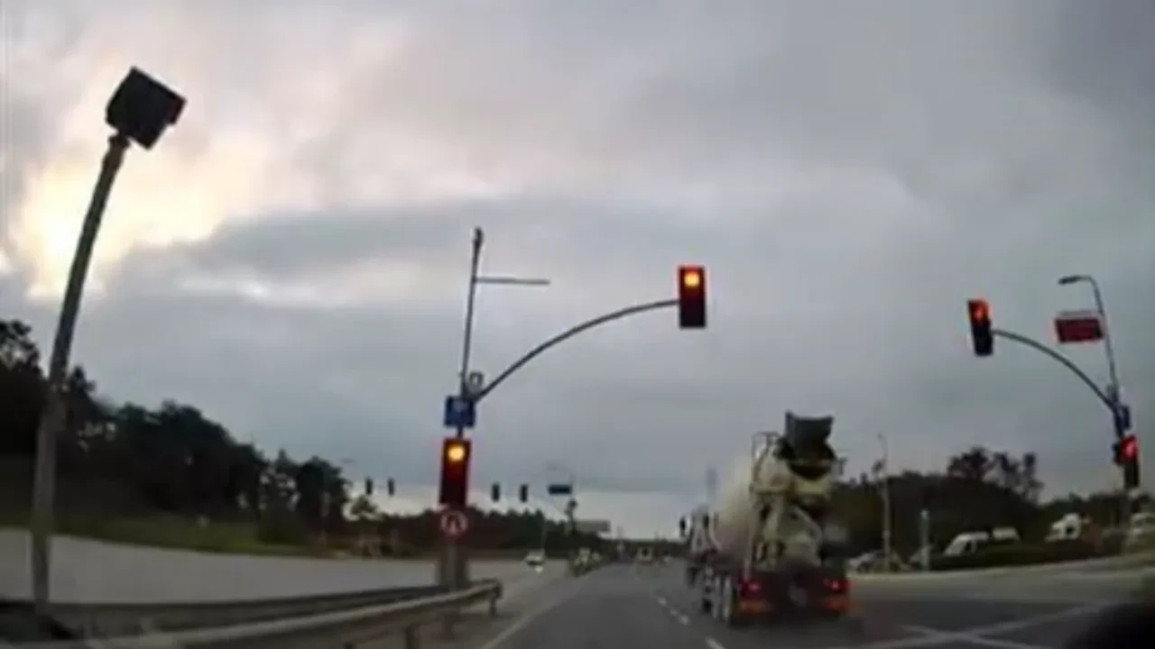 Kırmızı ışık umurunda bile olmadı! Beton mikseri değil trafik canavarı