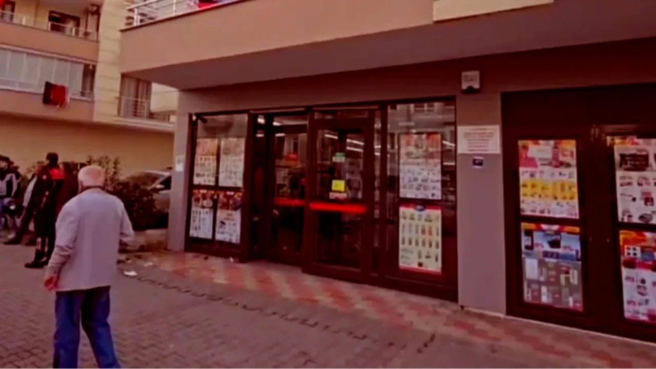 Market kan gölüne döndü! Eski eşini defalarca bıçakladı 