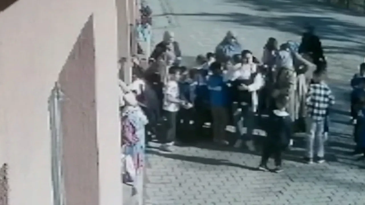 Okulda faciadan dönüldü! Öğretmenler küçük çocuğu böyle kurtardı!