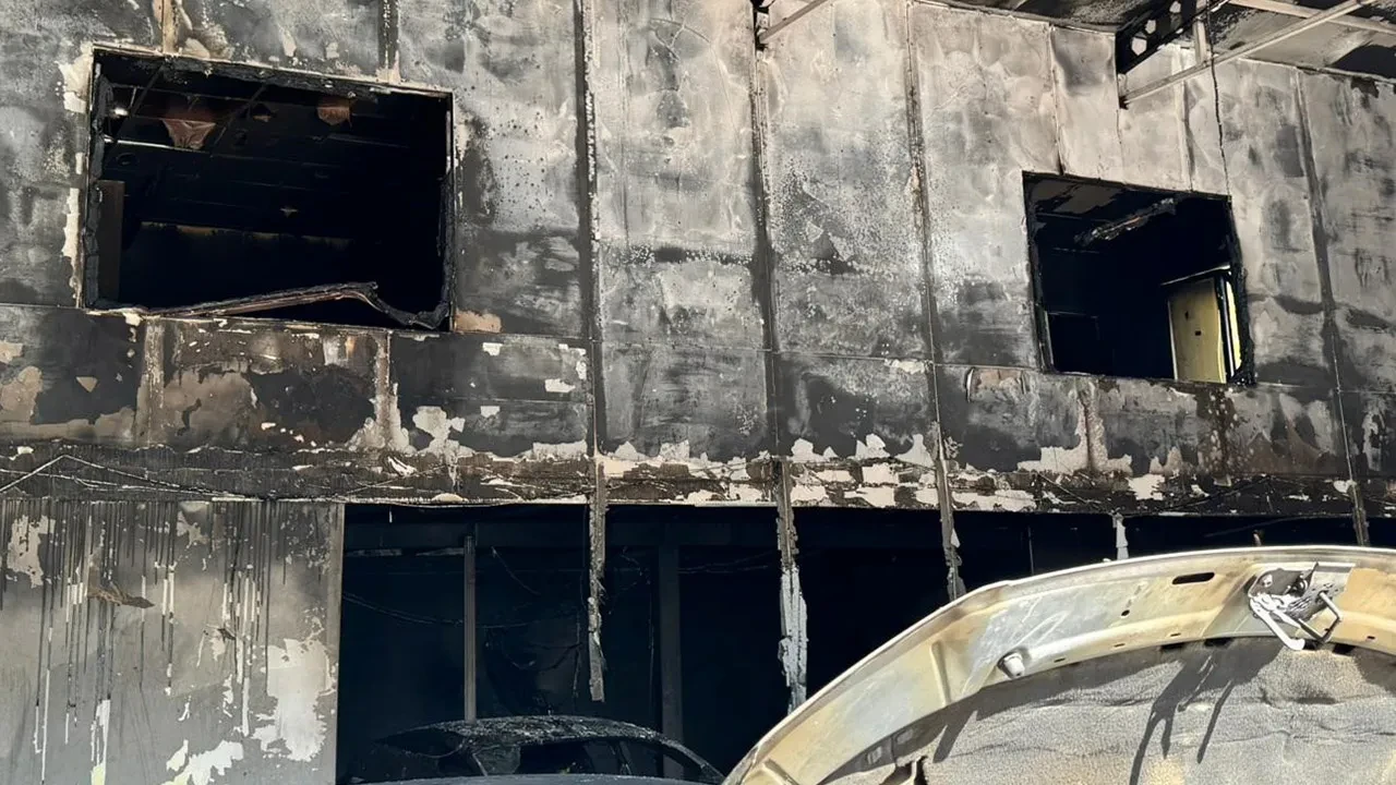 Ortağı cinayetten tutuklanan oto galeriye intikam baskını: 5 araç küle döndü