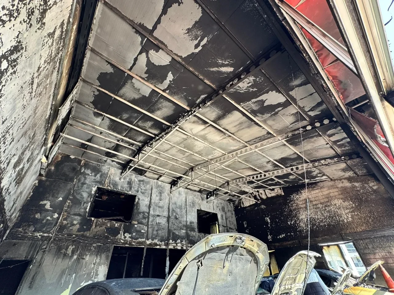 Ortağı cinayetten tutuklanan oto galeriye intikam baskını: 5 araç küle döndü