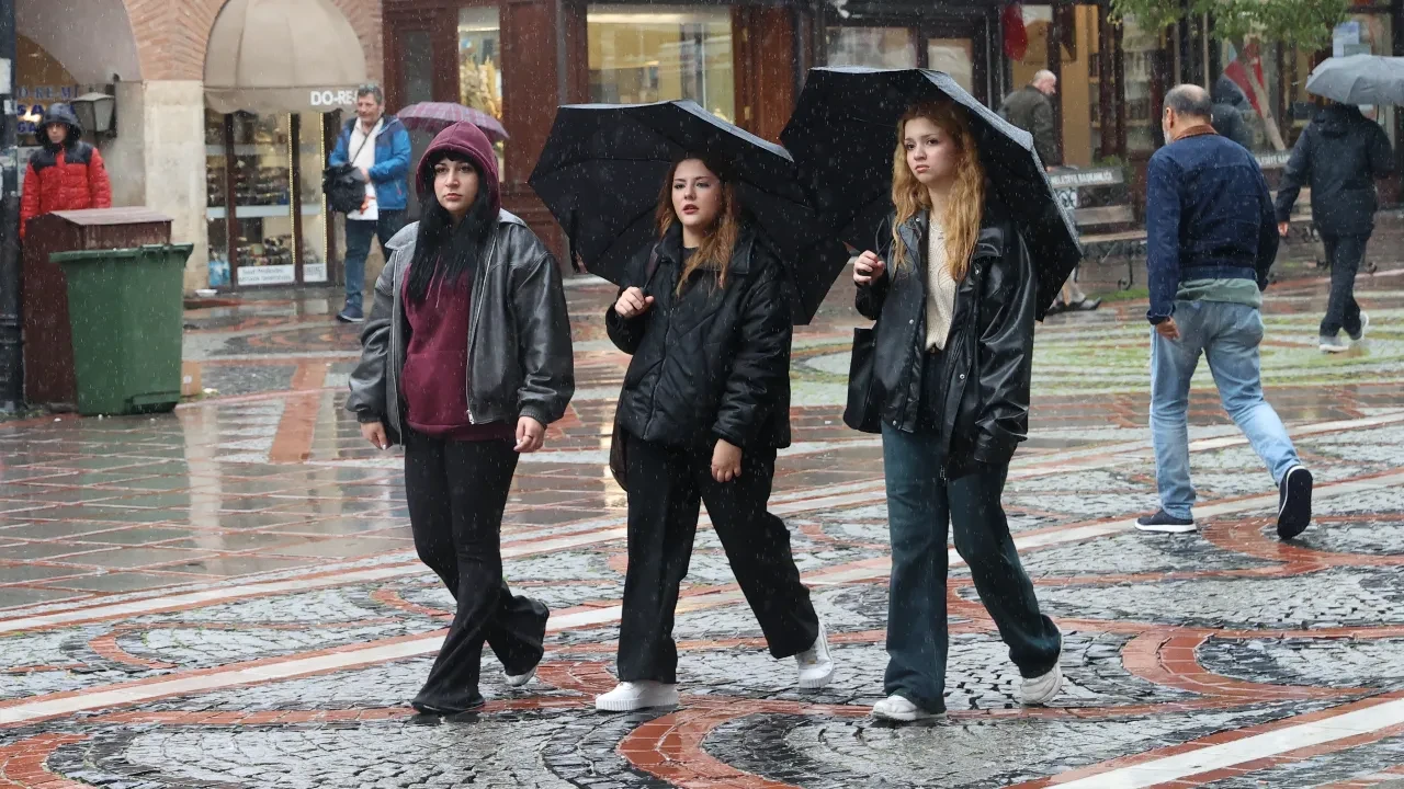 Sağanak geliyor, şemsiyesiz çıkmayın! Meteoroloji İstanbul ve 9 il için saat verdi