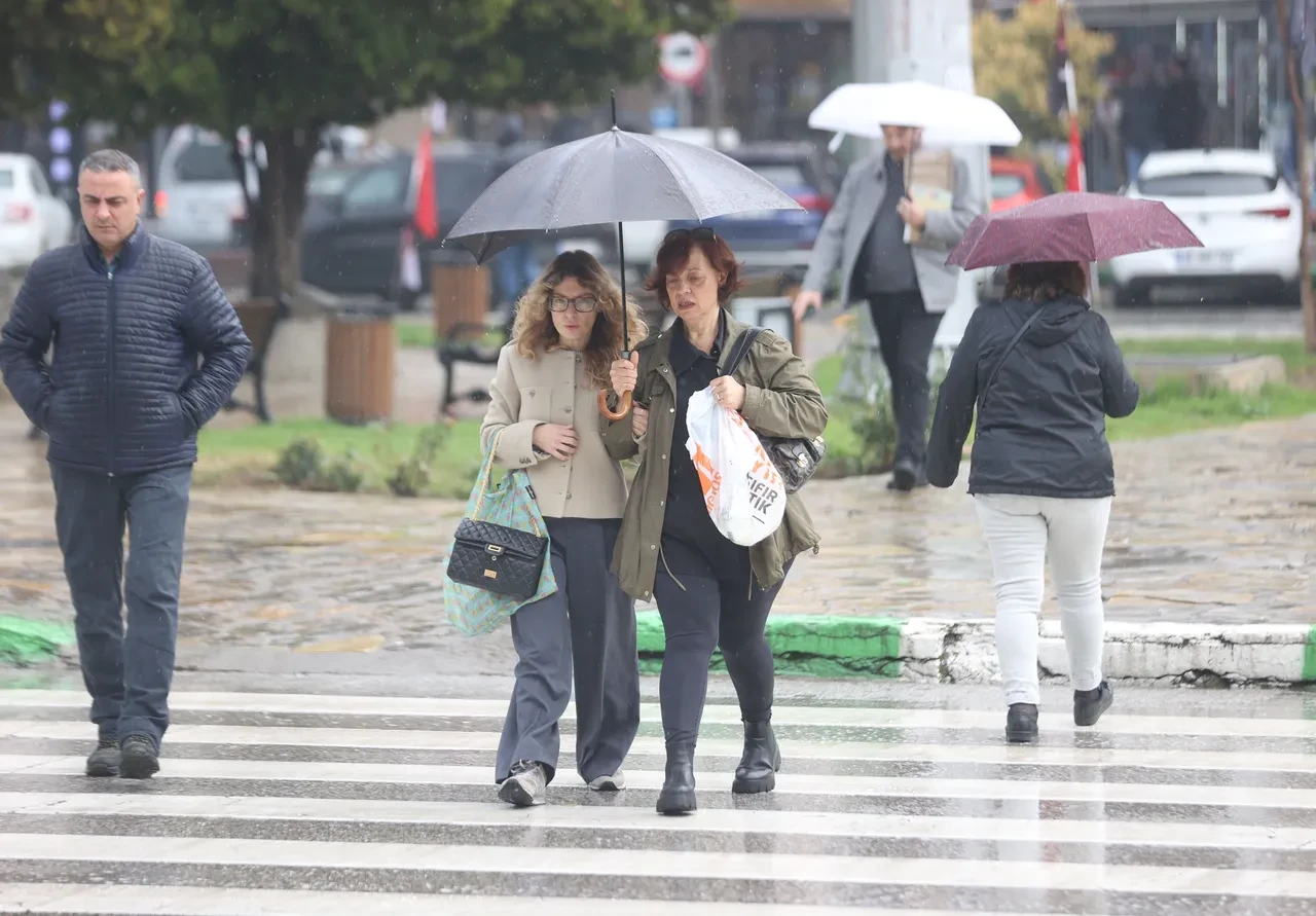 Sağanak geliyor, şemsiyesiz çıkmayın! Meteoroloji İstanbul ve 9 il için saat verdi