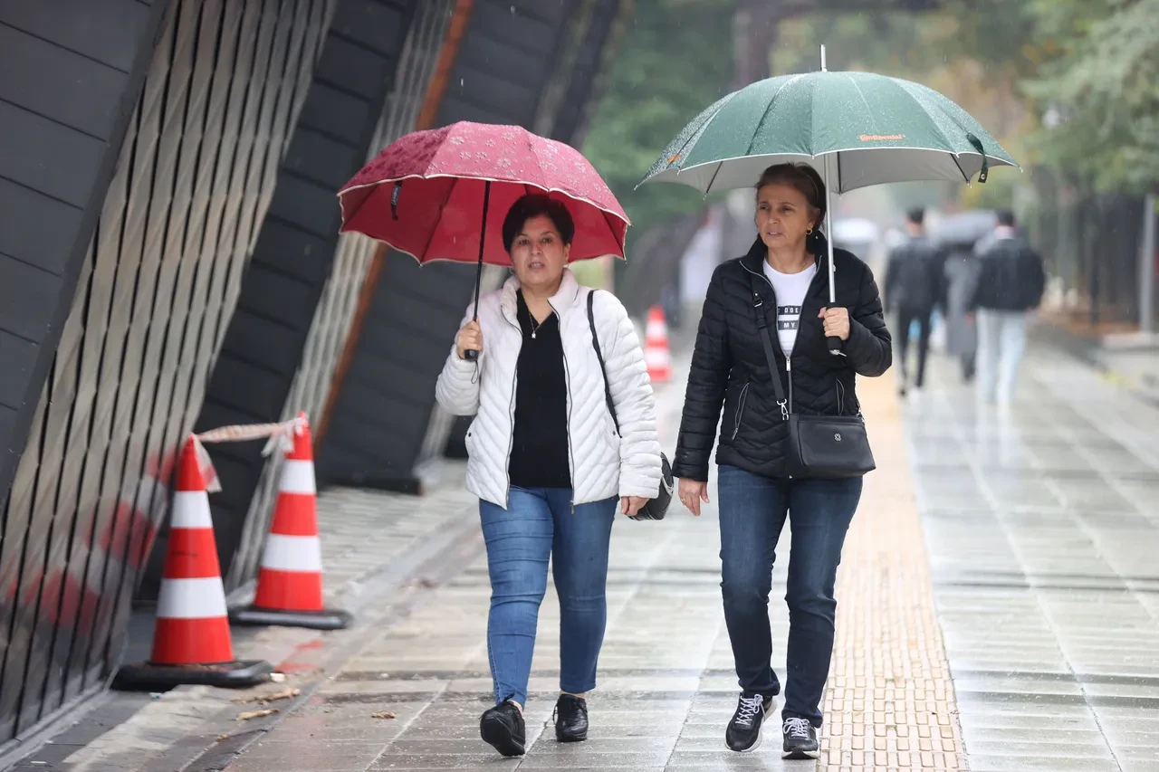 Sağanak geliyor, şemsiyesiz çıkmayın! Meteoroloji İstanbul ve 9 il için saat verdi