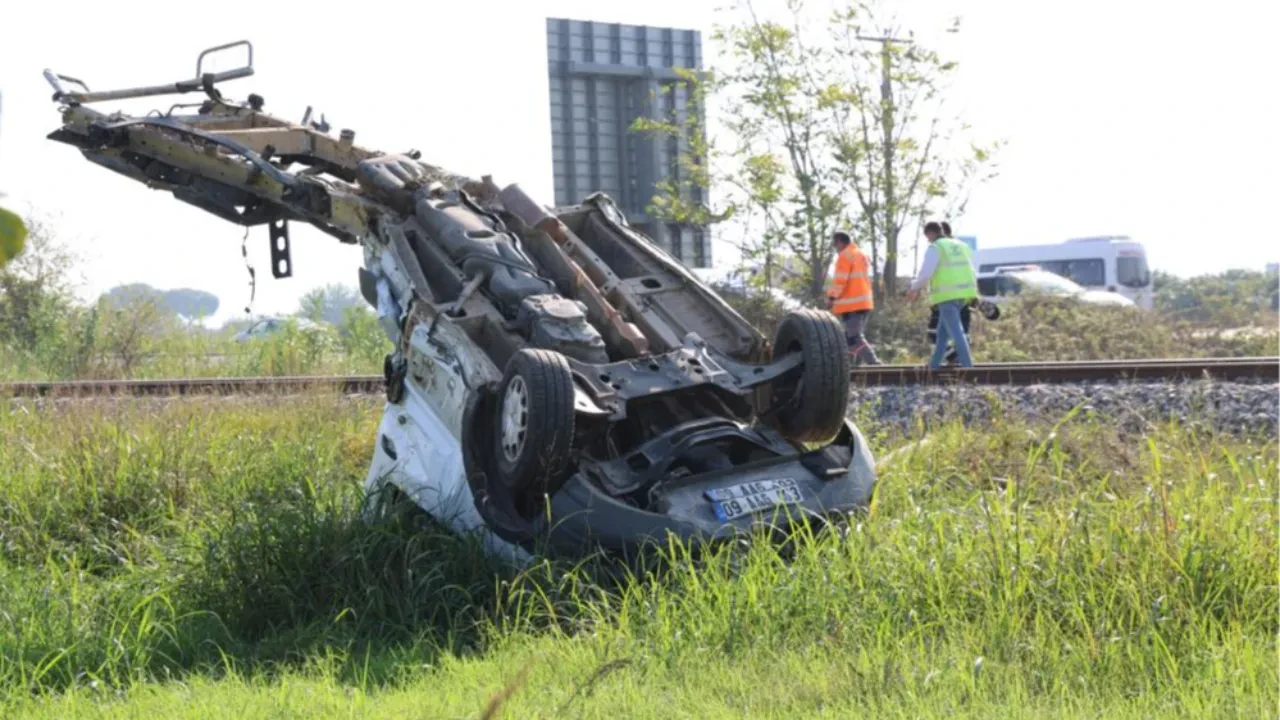 Şaşkına çeviren kurtuluş! Kamyonet ikiye bölündü sürücü 50 metre sürüklendi