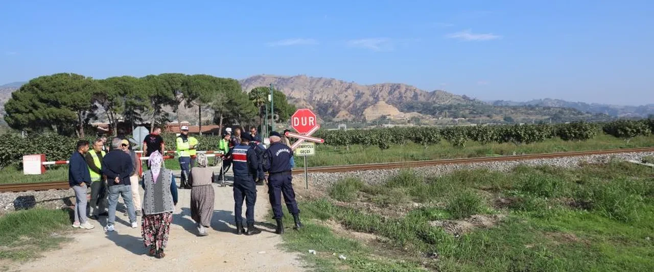 Şaşkına çeviren kurtuluş! Kamyonet ikiye bölündü sürücü 50 metre sürüklendi