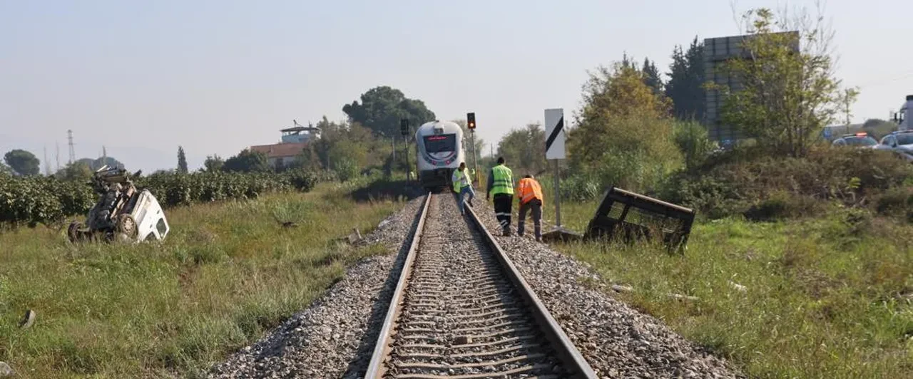Şaşkına çeviren kurtuluş! Kamyonet ikiye bölündü sürücü 50 metre sürüklendi