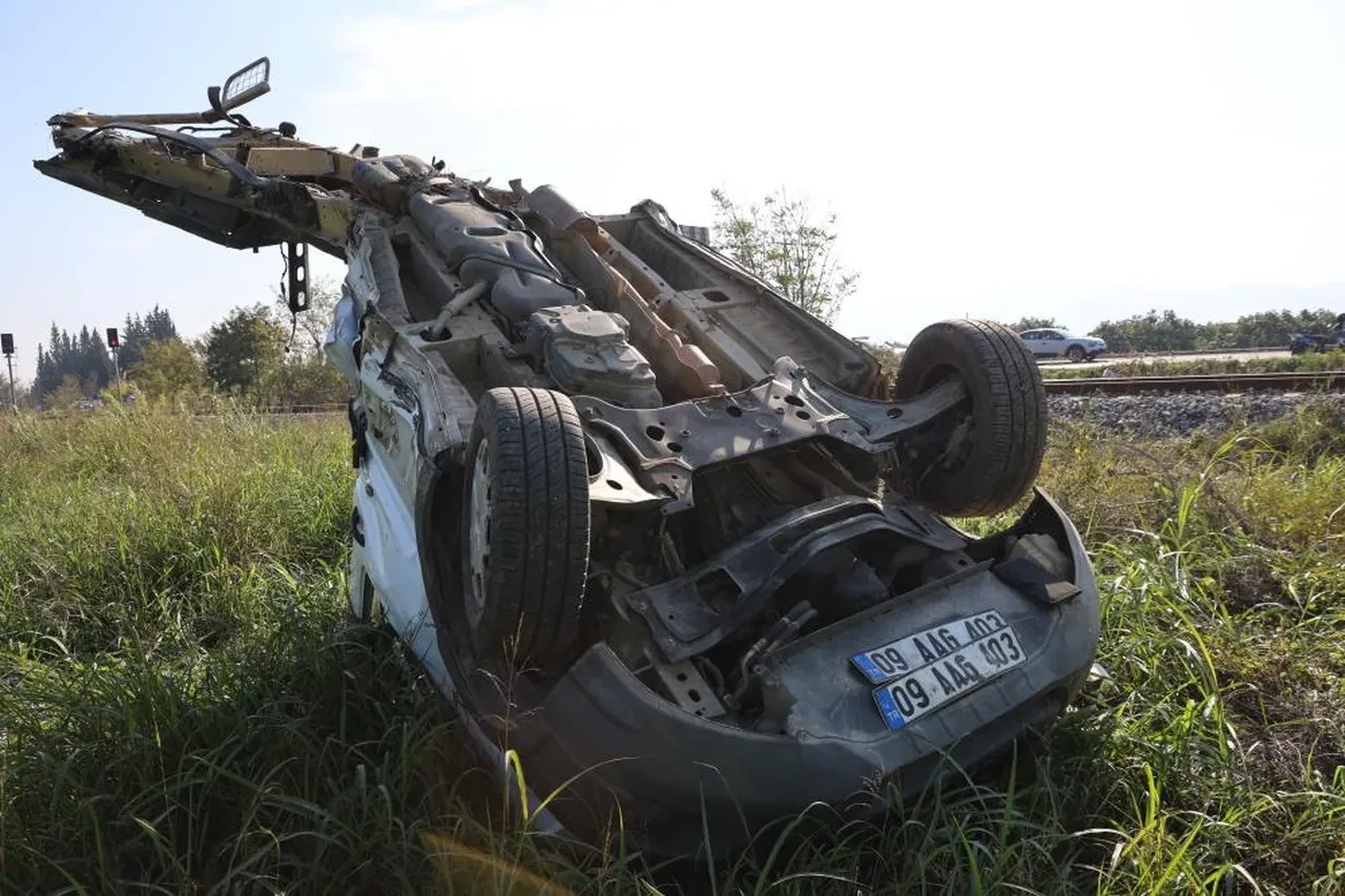 Şaşkına çeviren kurtuluş! Kamyonet ikiye bölündü sürücü 50 metre sürüklendi