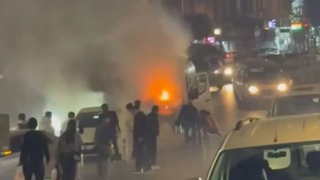 Servis aracı alev alev yandı! Yürekleri ağza geldiği anlar kamerada