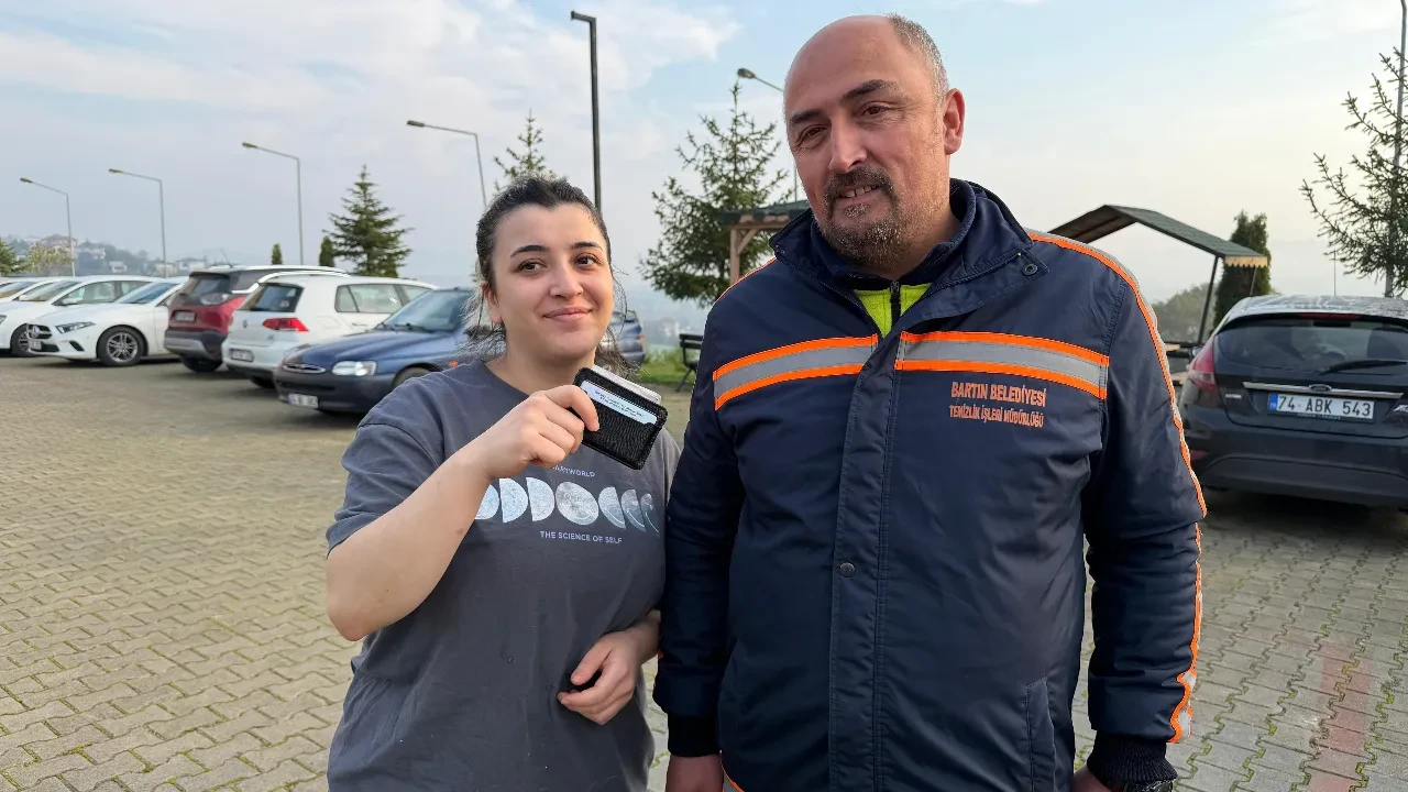 Temizlik işçisinden duyarlı davranış! Yolda buldu, hemen teslim etti