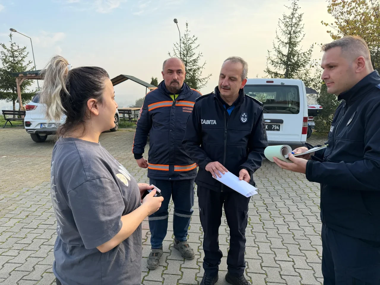 Temizlik işçisinden duyarlı davranış! Yolda buldu, hemen teslim etti