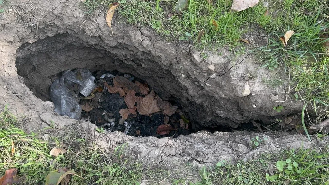 Vatandaşlar tedirgin! Dev obruklar oluştu, evlerin duvarları çatladı