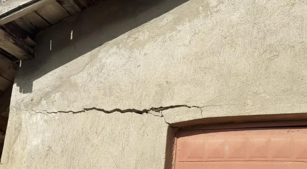 Vatandaşlar tedirgin! Dev obruklar oluştu, evlerin duvarları çatladı