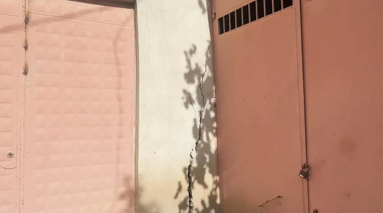 Vatandaşlar tedirgin! Dev obruklar oluştu, evlerin duvarları çatladı