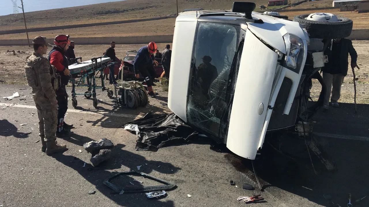 Ağrı'da otomobil ile minibüs çarpıştı: Yaralılar var!