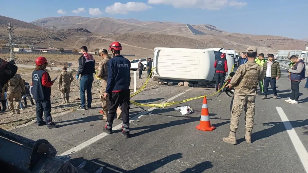 Ağrı'da otomobil ile minibüs çarpıştı: Yaralılar var!