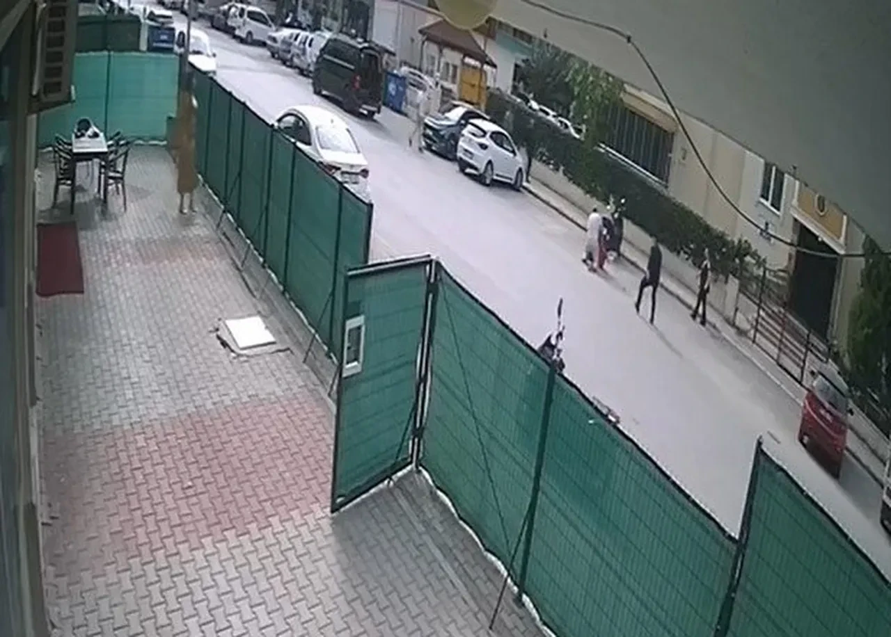 Alanya'daki vahşetin görüntüsü ortaya çıktı! Sokak ortasında karısını defalarca bıçakladı: Kimse engel olamadı