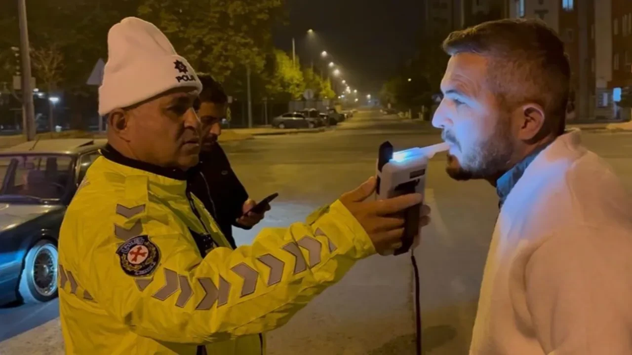 Alkollü sürücü utanmadan bir de polisle pazarlık yaptı! 'Ehliyetimi alma kemerden ceza yaz'