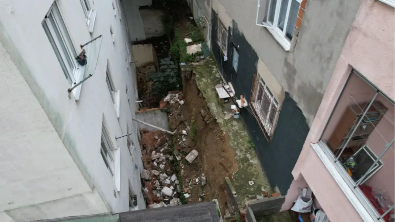 Arnavutköy'de iki bina tahliye ediliyor! Mahalleli gece yarısı o sese uyandı