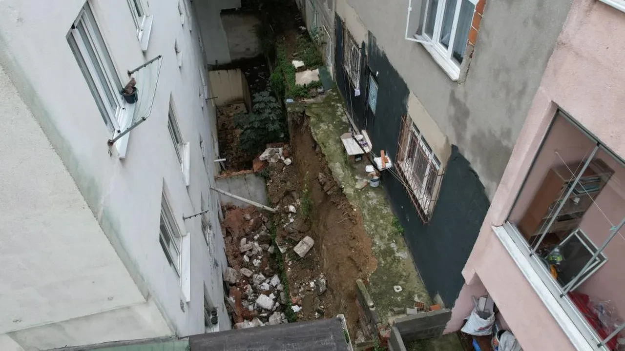 Arnavutköy'de iki bina tahliye ediliyor! Mahalleli gece yarısı o sese uyandı